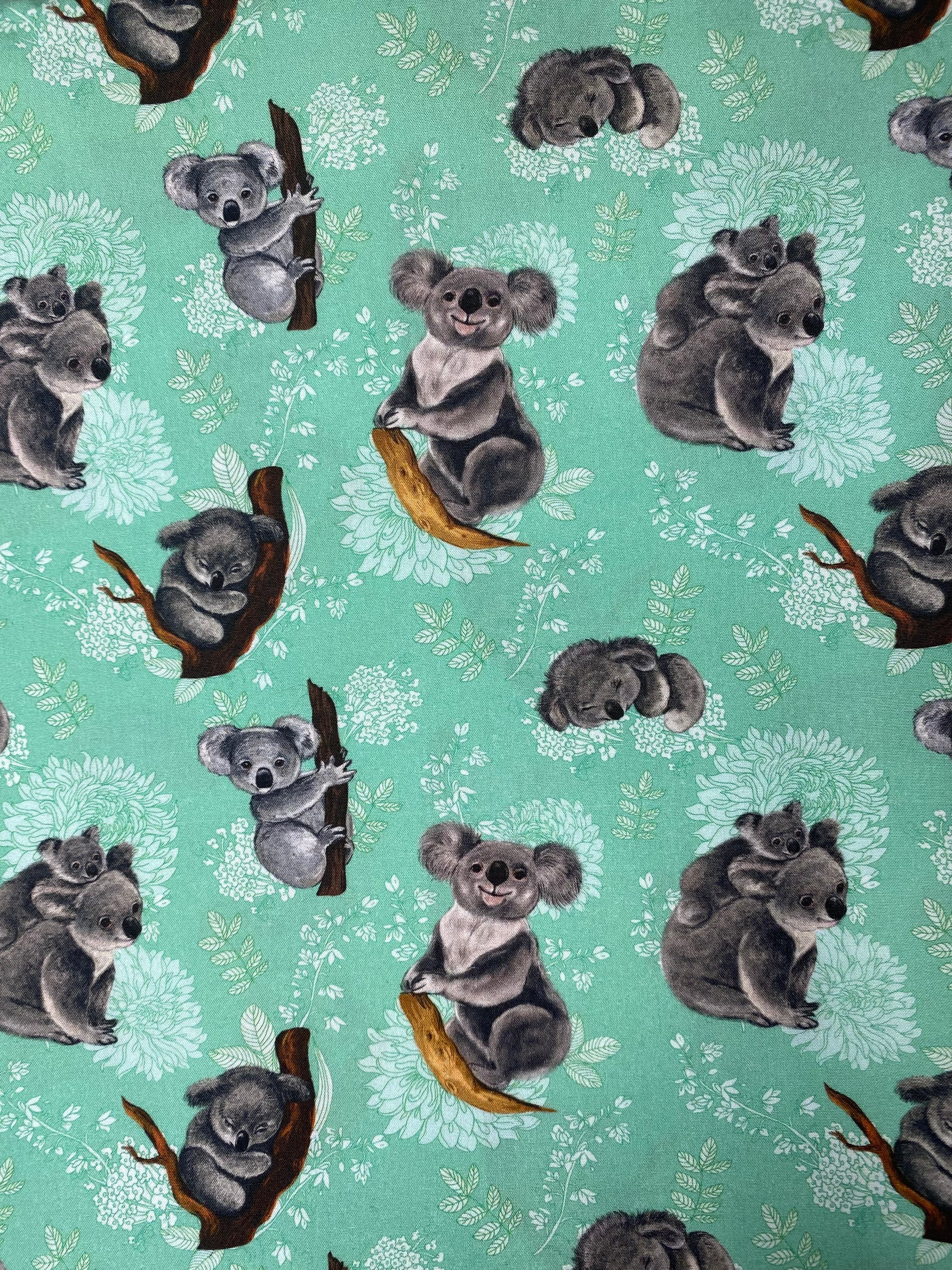 Tela popelín algodón 100% estampado Koalas fondo verde